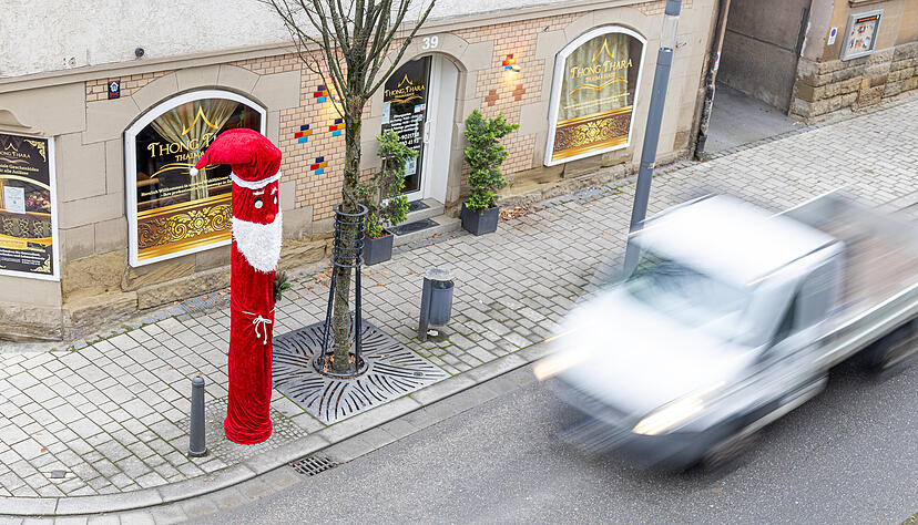 In Ilsfeld wird der Blitzer jedes Jahr traditionell in ein Nikolauskostüm gehüllt. In Ilsfeld wird der Blitzer jedes Jahr traditionell in ein Nikolauskostüm gehüllt.