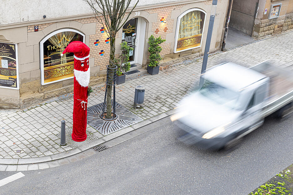 In Ilsfeld wird der Blitzer jedes Jahr traditionell in ein Nikolauskostüm gehüllt. In Ilsfeld wird der Blitzer jedes Jahr traditionell in ein Nikolauskostüm gehüllt.