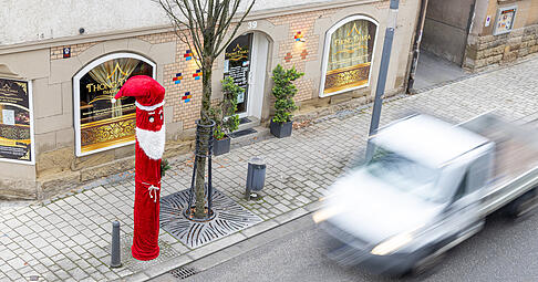 In Ilsfeld wird der Blitzer jedes Jahr traditionell in ein Nikolauskostüm gehüllt.