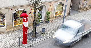 In Ilsfeld wird der Blitzer jedes Jahr traditionell in ein Nikolauskostüm gehüllt.