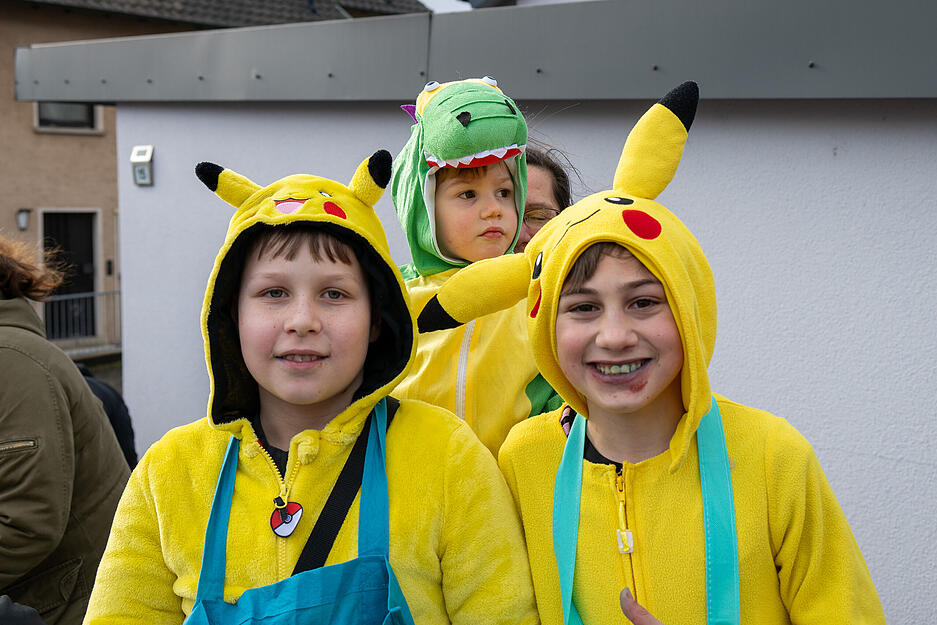 Feiernde Besucher genossen das bunte Spektakel entlang der Straßen. Feiernde Besucher genossen das bunte Spektakel entlang der Straßen.