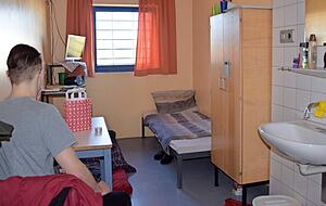 &Uuml;ber die Weihnachtsfeiertage d&uuml;rfen die Insassen der Justizvollzugsanstalt Adelsheim im Neckar-Odenwald-Kreis in ihrer Zelle ausnahmsweise eine Kerze anz&uuml;nden. 
Fotos: Bianca Winkler