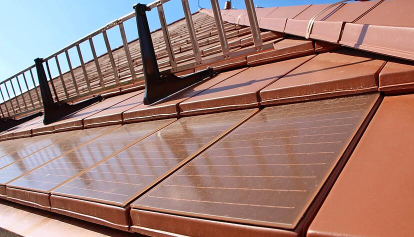 Aus der N&auml;he ist erkennbar, dass sich die Solarziegel von den herk&ouml;mmlichen unterscheiden. Von der Stra&szlig;e aus ist das aber kaum ersichtlich.