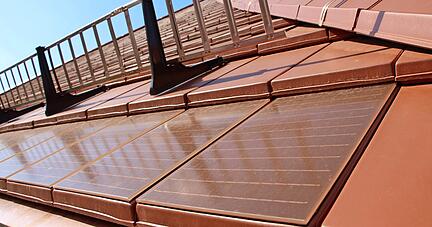 Aus der N&auml;he ist erkennbar, dass sich die Solarziegel von den herk&ouml;mmlichen unterscheiden. Von der Stra&szlig;e aus ist das aber kaum ersichtlich.
Fotos: Tamara Ludwig