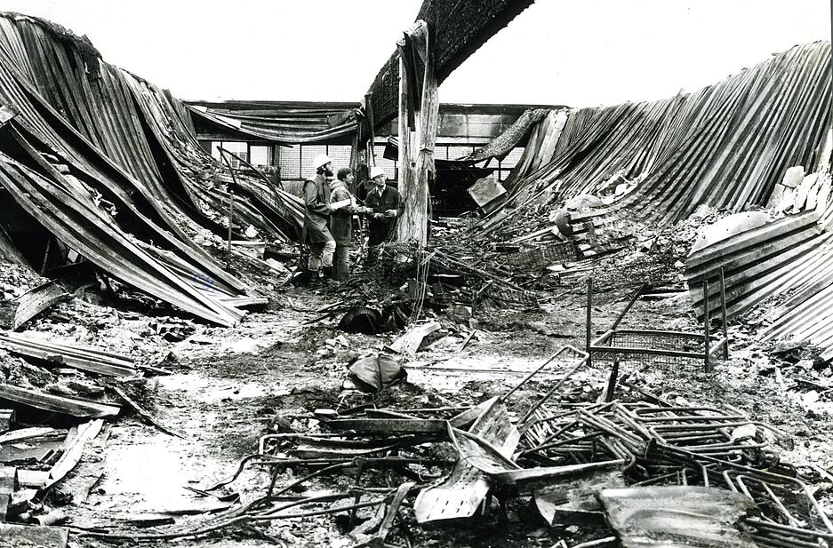 20.06.1985: Sechs Beamte der Kriminalpolizei Heilbronn sind zusammen mit einem Elektro-Sachverständigen am Tag nach dem Brandereignis  auf der Suche nach der genauen Brandursache.