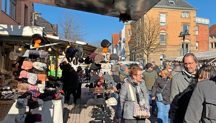 Sonne und kalt. Ideales Wetter für den Krämermarkt in der Innenstadt. Auch wenn die Händler am Abend über Kaufzurückhaltung klagen. Sonne und kalt. Ideales Wetter für den Krämermarkt in der Innenstadt. Auch wenn die Händler am Abend über Kaufzurückhaltung klagen.