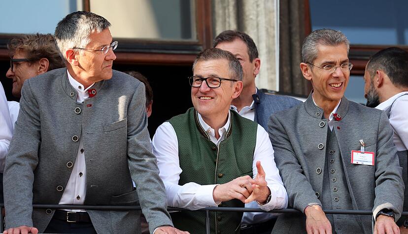 Finanzvorstand Michael Diederich (r) verl&auml;sst den FC Bayern. (Archivbild)