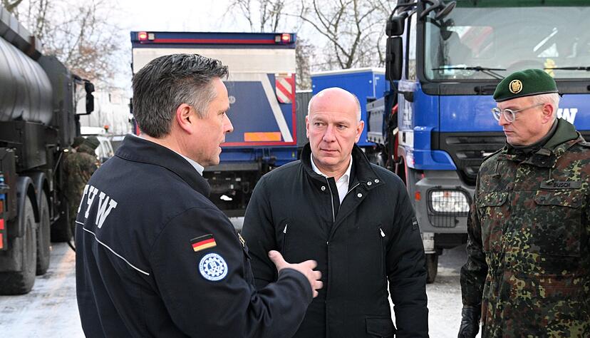Oliver Schultz (l-r) vom Technischen Hilfswerk, Kai Wegner (CDU), Regierender B&uuml;rgermeister, und Brigadegeneral Horst Busch, unterhalten sich.