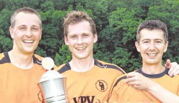 Klaus Leitz, Matthias Wöhr und Harald Henrich (v. links) mit Pokal und Wimpel. Klaus Leitz, Matthias Wöhr und Harald Henrich (v. links) mit Pokal und Wimpel.