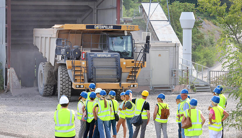 Der Muldenkipper, 40 Tonnen schwer, kippt seine 60 Tonnen gesprengten Gesteins in den Vorbrecher. 300 bis 400 Liter Diesel frisst das Riesen-Fahrzeug pro Tag.