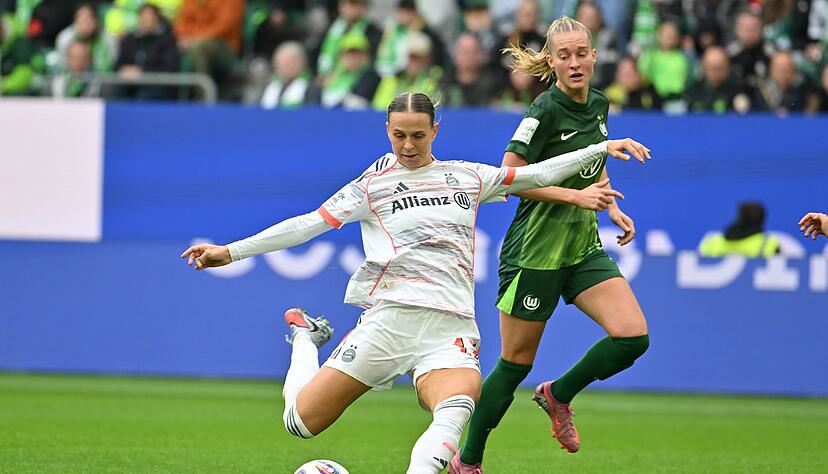 Spitzenspiel am Sonntag: M&uuml;nchens Klara B&uuml;hl (li.) gegen Wolfsburgs Janina Minge. (Archivbild)