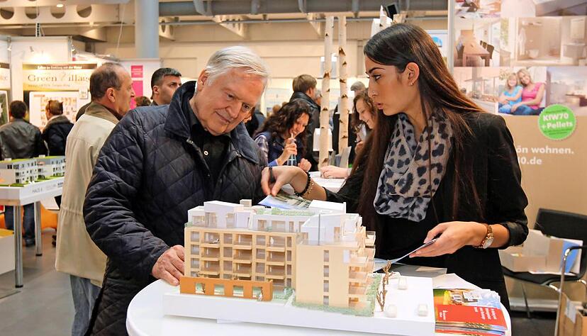 Fachberatung ist gefragt. Den Traum von den eigenen vier Wänden lassen immer mehr Menschen Wirklichkeit werden. Eigennutzer und Kapitalanleger investieren bei dem niedrigen Zinsniveau ihr Geld in Immobilien.Foto: Andreas Veigel Fachberatung ist gefragt. Den Traum von den eigenen vier Wänden lassen immer mehr Menschen Wirklichkeit werden. Eigennutzer und Kapitalanleger investieren bei dem niedrigen Zinsniveau ihr Geld in Immobilien.Foto: Andreas Veigel