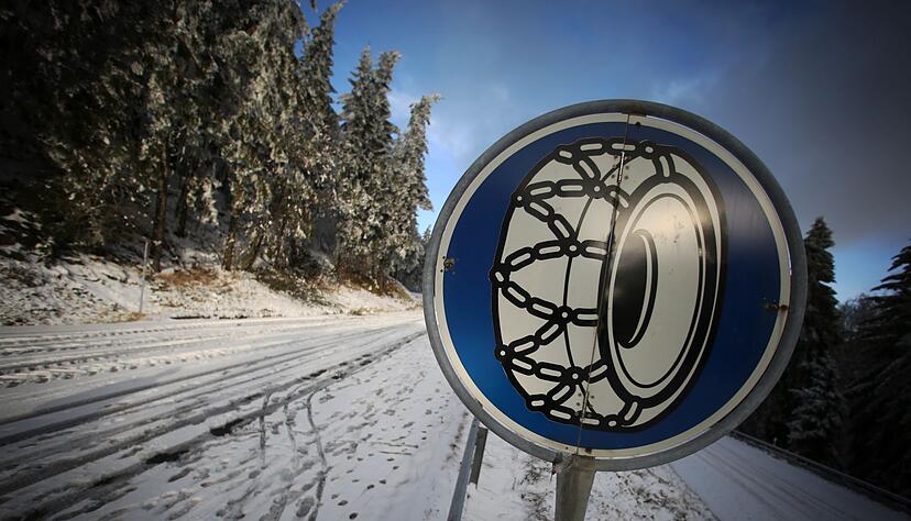 Taucht dieses Schild auf, d&uuml;rfen Autofahrer nur noch mit Schneeketten weiterfahren - und zwar unabh&auml;ngig davon, ob Schnee liegt oder nicht.