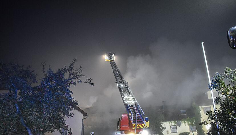 Die Flammen sind von einer Fahrzeughalle auf den Schweinestall &uuml;bergegriffen.