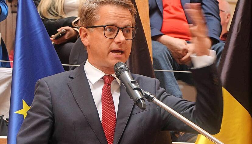 Carsten Linnemann spricht am Freitagvormittag in der vollbesetzten Brunnenhalle von Schloß Stetten.