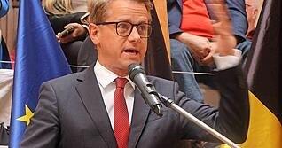 Carsten Linnemann spricht am Freitagvormittag in der vollbesetzten Brunnenhalle von Schloß Stetten.