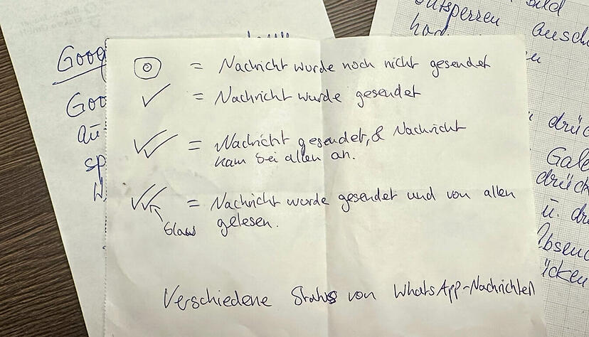 Diese Notizen macht sich Ingrid H&ouml;mberger, 89 Jahre alt, damit sie daheim nachvollziehen kann, was sie vor Ort in Heilbronn-B&ouml;ckingen gelernt hat.