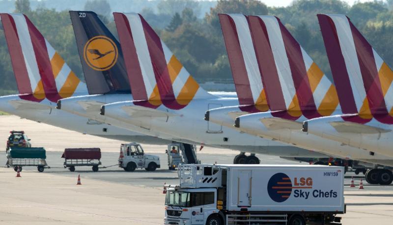 Mehrere Flugzeuge der Fluggesellschaft Germanwings und eine Lufthansa-Maschine auf dem Flughafen in D&uuml;sseldorf. Foto: Matthias Balk/Archivbild