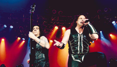 Manowar-Bassist Joey DeMaio (links) und Sänger Eric Adams sind die zwei Frontmänner der selbst ernannten Könige des Heavy Metal.
          Foto: Andreas Eberle
