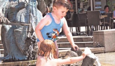 Abkühlen im Komödiantenbrunnen − das macht Spaß.Fotos: Anita Balas Abkühlen im Komödiantenbrunnen − das macht Spaß.Fotos: Anita Balas