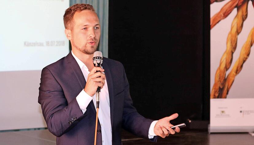 Begriffsbestimmungen, Einflüsse, Handlungsmöglichkeiten: Der Extremismus-Experte Jens Ostwaldt spricht über Radikalisierung bei Jugendlichen. Foto: Christoph Feil Begriffsbestimmungen, Einflüsse, Handlungsmöglichkeiten: Der Extremismus-Experte Jens Ostwaldt spricht über Radikalisierung bei Jugendlichen. Foto: Christoph Feil