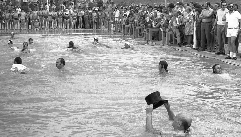 Bei der Einweihung des Obersulmer Mineralfreibads am 15. Juni 1974 ging Lokalprominenz baden.