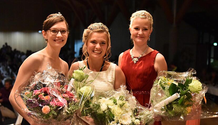 Die neue W&uuml;rttemberger Weinprinzessin Anja Off (von links), Weink&ouml;nigin Carolin Kl&ouml;ckner und Weinprinzessin Laura Irouschek posieren f&uuml;r ein Foto. F&uuml;nf junge Frauen traten zur Wahl um die W&uuml;rttemberger Weink&ouml;nigin an.