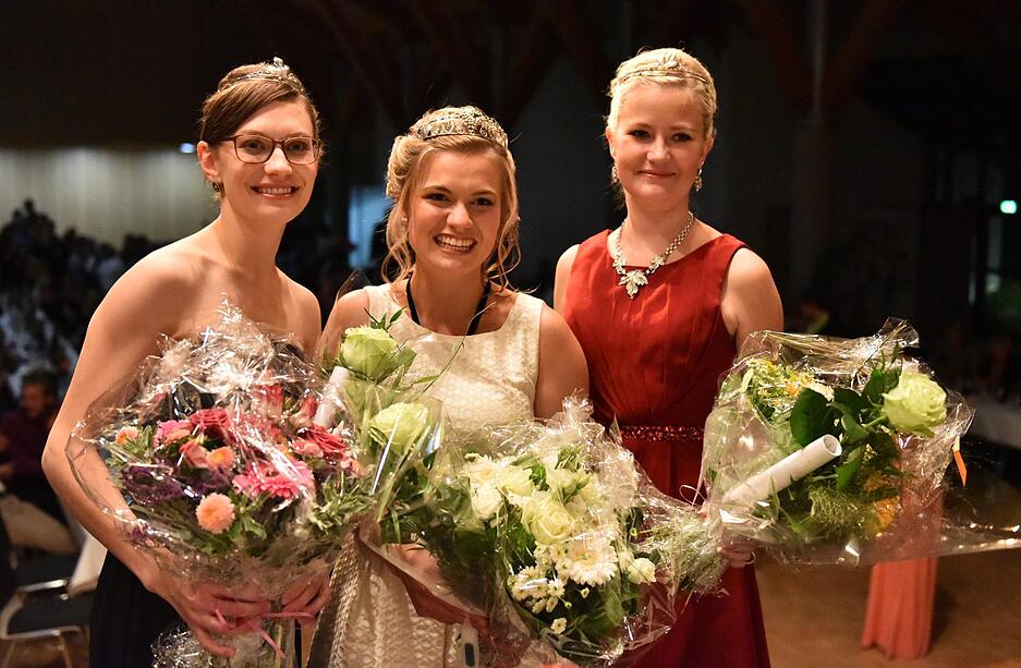Die neue W&uuml;rttemberger Weinprinzessin Anja Off (von links), Weink&ouml;nigin Carolin Kl&ouml;ckner und Weinprinzessin Laura Irouschek posieren f&uuml;r ein Foto. F&uuml;nf junge Frauen traten zur Wahl um die W&uuml;rttemberger Weink&ouml;nigin an.