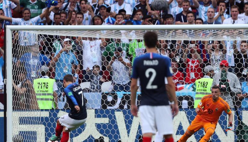 Antoine Griezmann (l) schiebt den Ball per Elfmeter in die linke Ecke.