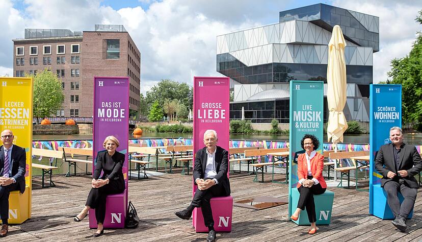 Steffen Schoch, Agnes Christner, Harry Mergel, Bärbel Renner und Oliver Toellner (von links) testen den neuen "Foto Point" auf den Neckarbühne.
Foto: Andreas Veigel Steffen Schoch, Agnes Christner, Harry Mergel, Bärbel Renner und Oliver Toellner (von links) testen den neuen "Foto Point" auf den Neckarbühne.
Foto: Andreas Veigel