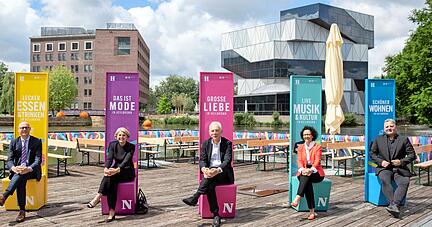 Steffen Schoch, Agnes Christner, Harry Mergel, Bärbel Renner und Oliver Toellner (von links) testen den neuen "Foto Point" auf den Neckarbühne.
Foto: Andreas Veigel