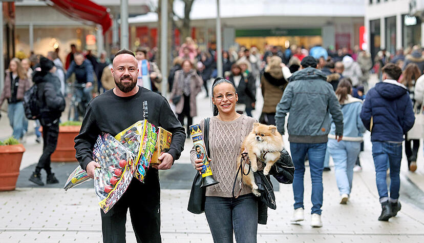 Böller und Raketen dürfen an Silvester nicht fehlen, findet Sercan Gürler, der am Donnerstagmittag mit Anita Moi und Hündin Joy in Heilbronn unterwegs war.
Fotos: Ralf Seidel