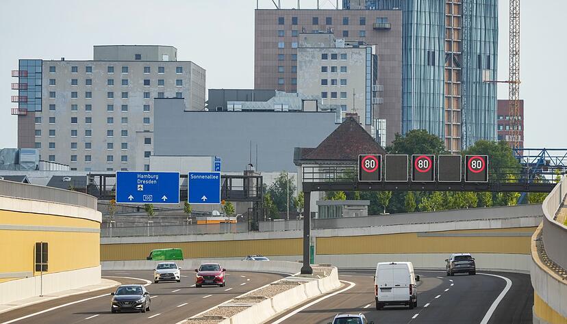 Die ersten Fahrzeuge rollen über das neue Teilstück der A100 in Berlin. Die ersten Fahrzeuge rollen über das neue Teilstück der A100 in Berlin.