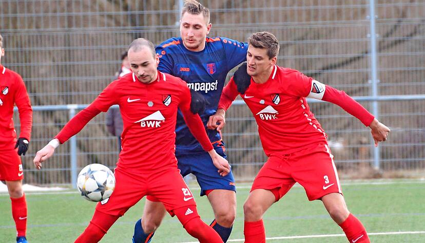 Der Zweiflinger Maximilian Egner (rechts) ist auch in dieser Saison Kapitän des TSV Ilshofen. Auf die Mannschaft wartet eine schwere Saison.
Foto: Marc Schmerbeck Der Zweiflinger Maximilian Egner (rechts) ist auch in dieser Saison Kapitän des TSV Ilshofen. Auf die Mannschaft wartet eine schwere Saison.
Foto: Marc Schmerbeck