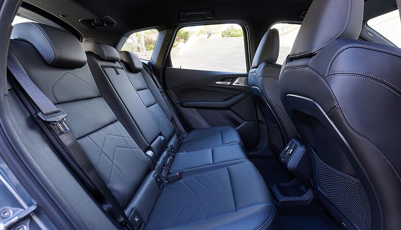 Auf der R&uuml;ckbank des 2er Active Tourer genie&szlig;en auch Erwachsene gen&uuml;gend Beinfreiheit.