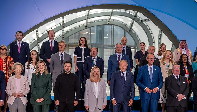Bei der Wiederaufbaukonferenz f&uuml;r die Ukraine stellen sich die Teilnehmer rund um Pr&auml;sident Wolodymyr Selenskyj zum Gruppenfoto auf.