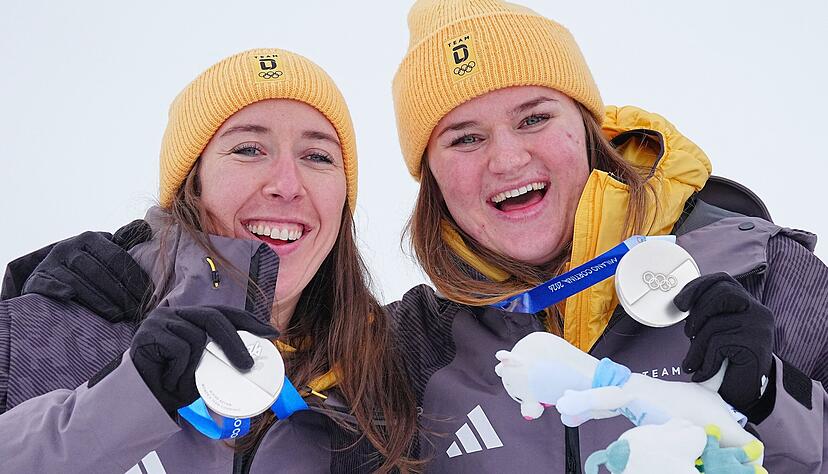 Kira Weidle-Winkelmann (links) und Teamkollegin Emma Aicher, die ihr Maskottchen auf dem Nachtschr&auml;nkchen deponiert hat.