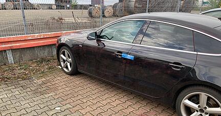 Hier wurde ein 55-j&auml;hriger Mann niedergeschlagen. Sein Auto wurde polizeilich versiegelt.