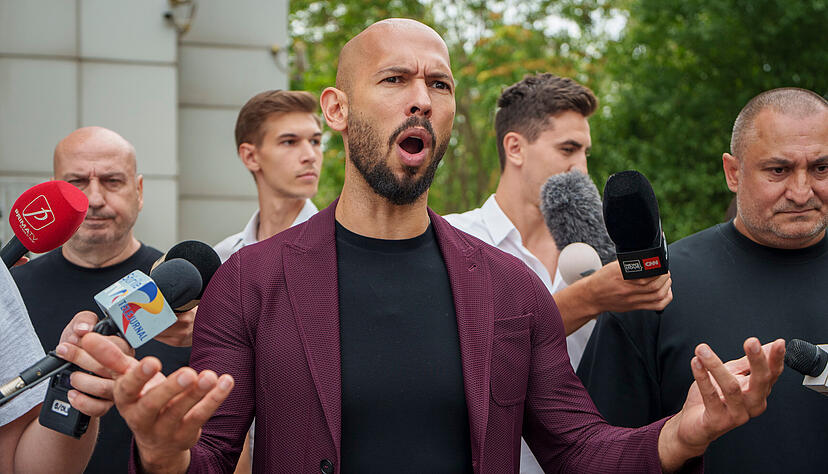 Der Influencer Andrew Tate ist nicht nur auf Social Media umstritten. Er sitzt in Rum&auml;nien im Hausarrest, weil gegen ihn Ermittlungen wegen Menschenhandels laufen.