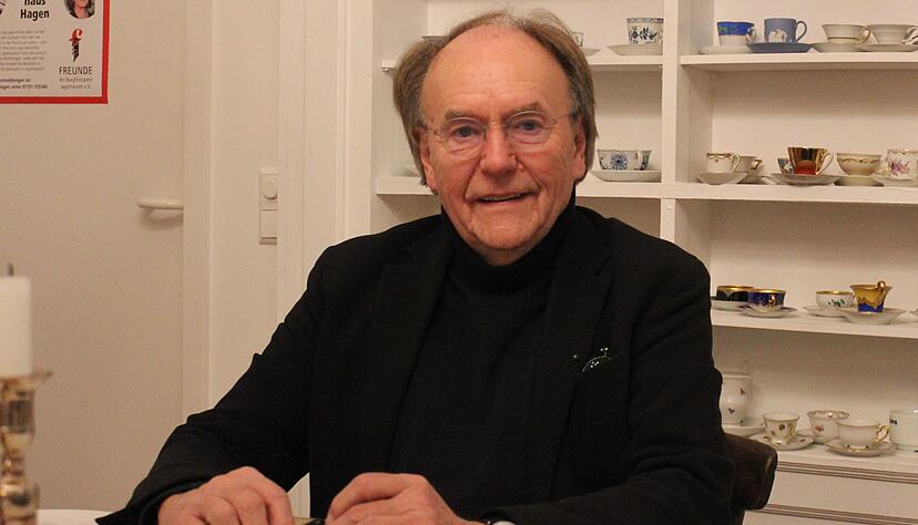 Hanspeter Hagen in seinem Kaffeehaus. Der 81-J&auml;hrige bietet jede Woche Gespr&auml;chskreise f&uuml;r Gefangene in der Justizvollzugsanstalt in Heilbronn an.