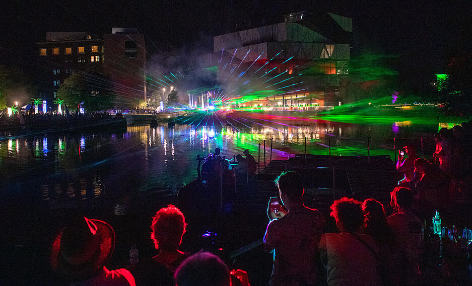 Der Neckar in Heilbronn strahlte schon am ersten Tag des Heilbronner Lichterfestes. Drei Tage lang verwandelt sich der Fluss in eine Eventlandschaft. Der Neckar in Heilbronn strahlte schon am ersten Tag des Heilbronner Lichterfestes. Drei Tage lang verwandelt sich der Fluss in eine Eventlandschaft.