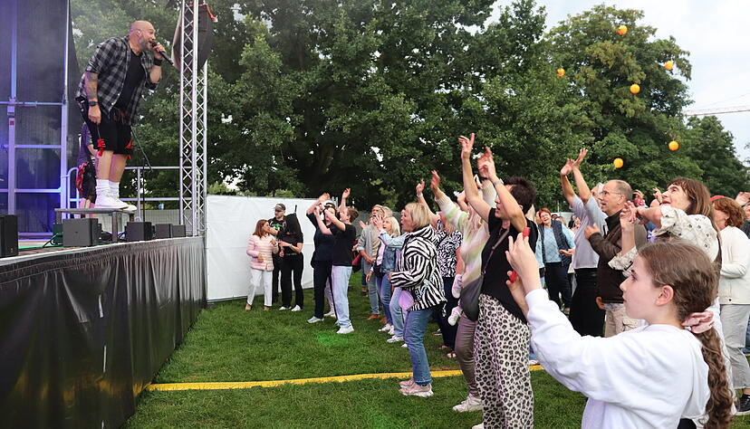 Den „Scheibenwischer“ anmachen, gehörte beim Konzert der Partyband Allgäu-Power für die Besucher zum Stimmungsprogramm. Den „Scheibenwischer“ anmachen, gehörte beim Konzert der Partyband Allgäu-Power für die Besucher zum Stimmungsprogramm.