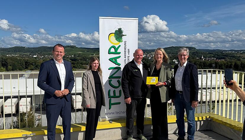 Für ihre Verdienste in Sachen Umwelt- und Klimaschutz erhielten die Tecnaro-Verantwortlichen vor kurzem den Preis. Von links: Ilsfelds Bürgermeister Bernd Bordon, Romy und Jürgen Pfitzer, Umweltministerin Thekla Walker und Helmut Nägele. Für ihre Verdienste in Sachen Umwelt- und Klimaschutz erhielten die Tecnaro-Verantwortlichen vor kurzem den Preis. Von links: Ilsfelds Bürgermeister Bernd Bordon, Romy und Jürgen Pfitzer, Umweltministerin Thekla Walker und Helmut Nägele.