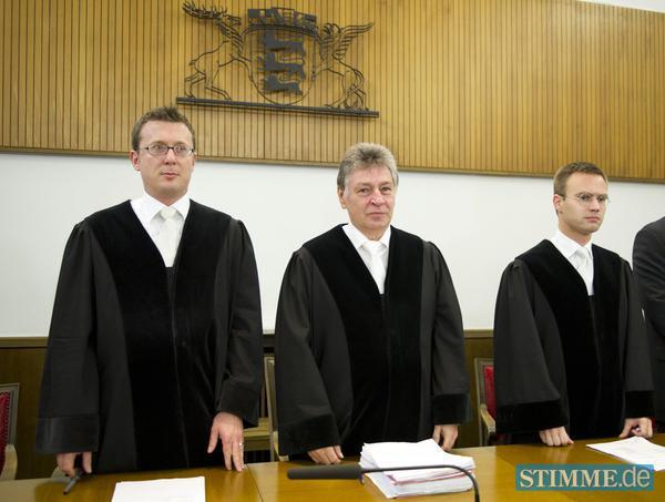 Der Vorsitzende Richter Alexander Ganter (M) und die Beisitzer Michael Haas (r) und Arne Feickert im Landgericht.