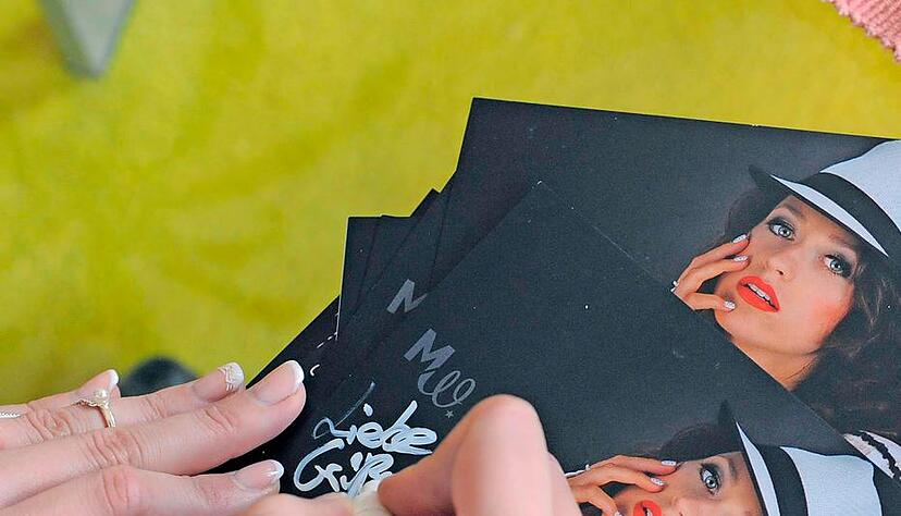 Autogrammkarten schreiben ist f&uuml;r die S&auml;ngerin mit Fanclub Routine.