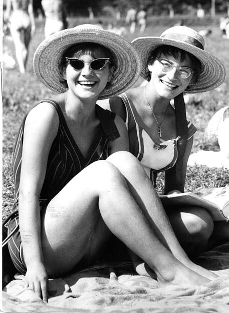 Strohhut, katzenförmige Sonnenbrille und gestreifte Badeanzüge: Aufnahme aus dem Jahr 1961 im Heilbronner Freibad Neckarhalde.