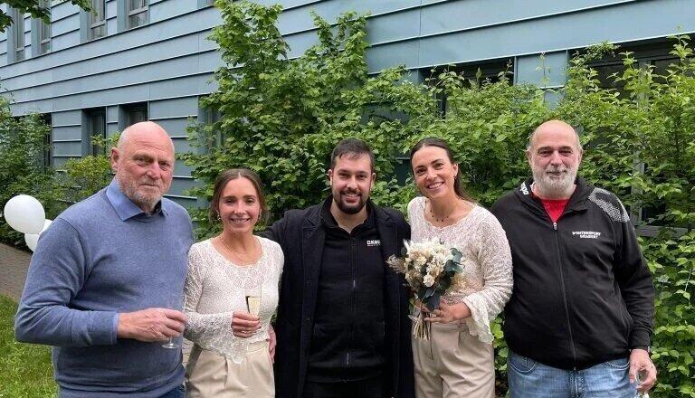 Im Mai 2024 haben Spielmacherin Natascha Weber (2. von links) und Spielf&uuml;hrerin Elena Fabritz (2. von rechts) geheiratet.