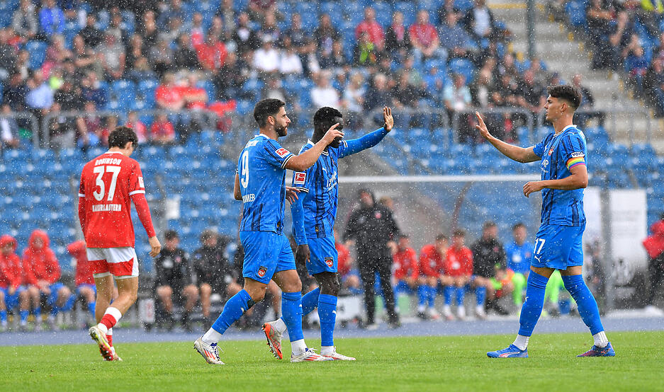 Im Heilbronner Frankenstadion traf am Freitagnachmittag der 1. FC Heidenheim auf den 1. FC Kaiserslautern in einem Freundschaftsspiel.
