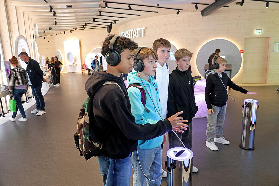 Besucher entdecken neuen KI-Pavillon der Experimenta Heilbronn