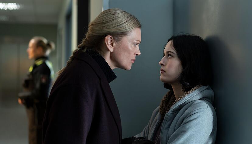 Helen Dorn (Anna Loos, links) erf&auml;hrt, dass sie neben einer Halbschwester auch noch eine Nichte hat - und Tamara (Maya Lauterbach) provoziert die TV-Kommissarin geh&ouml;rig.